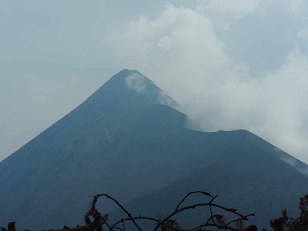 Photo du volcan fuego au guatemala